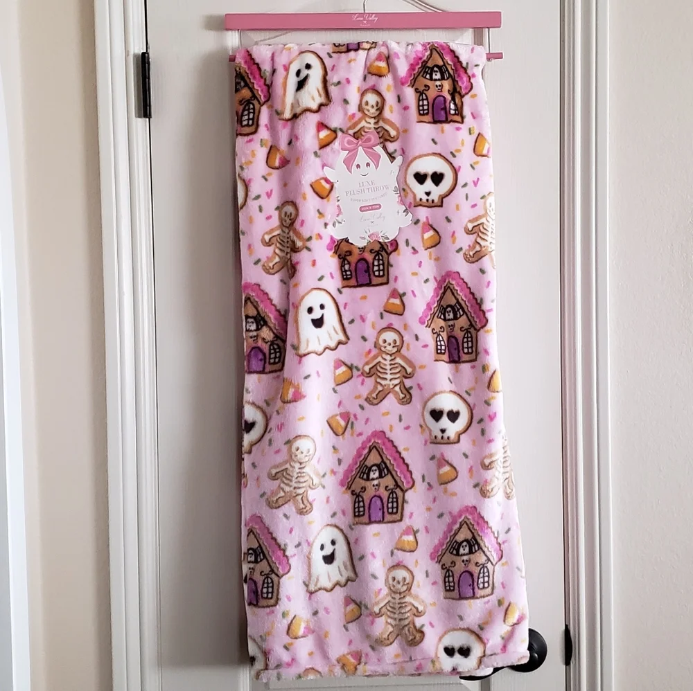 Halloween Gingerbread House Pink Throw Blanket 60 x 70 NWT